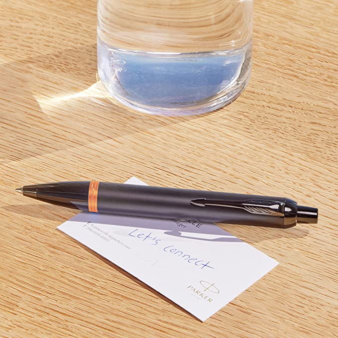 Parker IM Vibrant Rings - Penna a sfera | Lacca nera satinata con accenti arancione fiamma, punta media con ricarica di inchiostro blu, confezione regalo